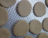 Foto del paso 2 de la receta: Galletitas coronita con cubierta de jalea de frambuesa🍪🍇🍇