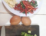 Foto langkah ke 2 dari resep Mie kuning lidi goreng simple enak.