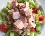 Foto del paso 4 de la receta: Ensalada verde rápida con jitomate, pepino y pechuga de pavo