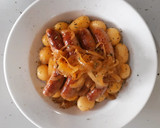 Foto del paso 6 de la receta: Salchichas encebolladas al Oporto con patatas