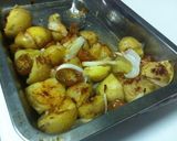 Foto del paso 1 de la receta: Patatitas al horno con tomatitos y cebolla