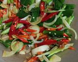 Foto langkah ke 3 dari resep Ayam tumis daun pre.