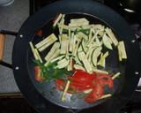 Foto del paso 2 de la receta: Fideos con verduras salteadas y camarón