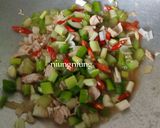 Foto langkah ke 3 dari resep Tumis Ayam Labu Siam.