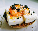 Foto del paso 4 de la receta: Tosta con queso feta y langostinos