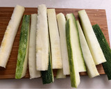 Foto del paso 2 de la receta: Bastones de calabacín en airFryer, con emperador a la plancha