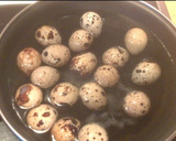 Foto del paso 4 de la receta: Chipirones en su tinta rellenos de huevo de codorniz atún y surimi