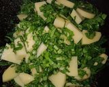 पालक आलू सब्जी रेसिपी (Spinach Aloo Sabji Recipe In Hindi) रेसिपी चरण 2 फोटो