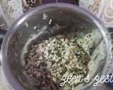 A picture of step 1 of Kaali Maash Bhajiye.
