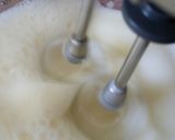Φωτογραφία βήματος 2 της συνταγής Pannacotta δίχρωμη με 3 υλικά και 2 σάλτσες φρούτων !!!!🍮