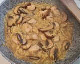 Foto del paso 4 de la receta: Risotto de pollo y champiñones con nata