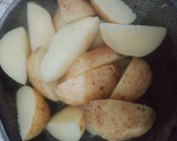 Foto langkah ke 2 dari resep Kentang Wedges.