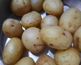Foto del paso 1 de la receta: Papas chicas o papines a la provenzal (salteados y aplastados)