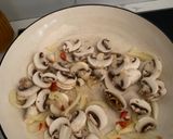 Foto langkah ke 3 dari resep Aglio olio jamur.
