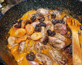Foto del paso 3 de la receta: Galtas ibéricas con orejones y ciruelas