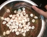 A picture of step 5 of Methi Mutter Makhana.