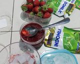 Foto langkah ke 3 dari resep Strawberry Matcha Latte.