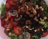 Foto del paso 2 de la receta: Ensalada de lechuga, fresas y uvas