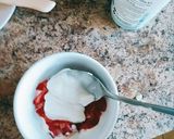 A picture of step 4 of Easy Victoria sponge yogurt.