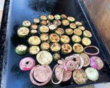 Une image de l'étape 9 de Courgettes et duo d’oignons grillés au zaatar et herbes aromatiques.