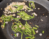 Foto del paso 2 de la receta: Paella de secreto de cerdo, espárragos trigueros y setas variadas