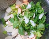 รูปขั้นตอนการทำที่ 4 ของ ยำหมูยอไส้กรอกไข่เค็ม
