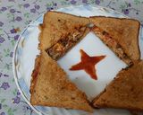 A picture of step 8 of Schezwan chutney brown Bread 🍞 tomato 🍅 onion omellete.