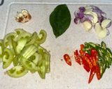 Foto langkah ke 3 dari resep Tumis ikan asin sederhana.