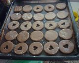 Foto del paso 3 de la receta: Masitas de cacao y nueces rellenas de dulce de leche
