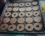 Foto del paso 3 de la receta: Masitas de cacao y nueces rellenas de dulce de leche