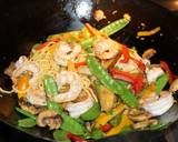 Foto del paso 3 de la receta CAMARONES CON FIDEOS CHINOS Y VAINAS DE ARVEJAS TIERNAS. JON STYLE