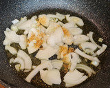 Foto del paso 2 de la receta: Salteado de magro de cerdo con champiñones y pimientos italianos