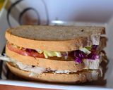 Foto del paso 2 de la receta: Sándwich de pollo y verdura en pan con masa madre
