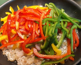 Foto del paso 1 de la receta: Hojaldrada con verduras con queso y gambones