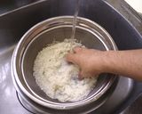 A picture of step 1 of Boiled white rice, used a pot with lid.
