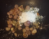 Foto del paso 3 de la receta: Dorada o lubina al horno con crema de salsa de pescado