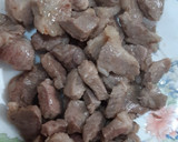 Foto del paso 2 de la receta: Carne con champiñones y verduras, al vino y soja