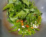 Foto langkah ke 3 dari resep Tumis kangkung ayam.