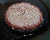 Foto del paso 2 de la receta: Hamburguesa de Angus con bacon, queso, tomate, cebolla y pan cristal