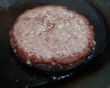 Foto del paso 2 de la receta: Hamburguesa de Angus con bacon, queso, tomate, cebolla y pan cristal