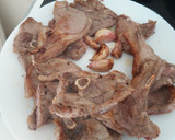 Foto del paso 3 de la receta: Chuletas de cordero en salsa de pimiento