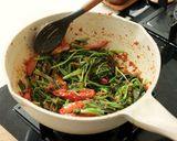 Foto langkah ke 5 dari resep Tumis Kangkung Pedas Terasi Devina Hermawan.