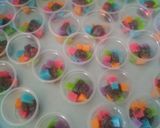 Foto langkah ke 4 dari resep Puding Mozaik Selasih cup.