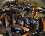 A picture of step 3 of Cannellini Bean and Mussel Soup.