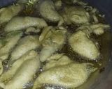 A picture of step 4 of Masaly bhari hari mirch k pakoray.