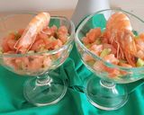 Foto del paso 3 de la receta: Ensalada de verano de salmón, frutas y langostinos