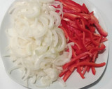 Foto del paso 2 de la receta: Filetes de lomo de cerdo a la plancha con guarnición de sofrito