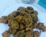 A picture of step 3 of Spanish and onion pakoda.