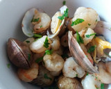 Foto del paso 5 de la receta: Gambas al ajillo con almejas