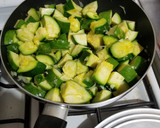 Foto del paso 2 de la receta: Revuelto de zapallitos y zanahorias!!!
